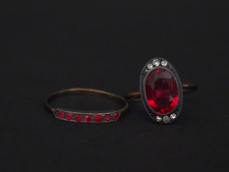 Vente aux enchères Ensemble comprenant :  - une bague en or jaune et argent, sertie en so