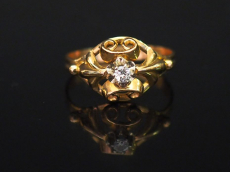 Vente aux enchères Bague ajourée en or jaune, sertie en son centre d'un petit diamant tai