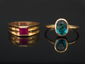 Vente aux enchères Ensemble comprenant :  - une petite bague en or jaune, sertie en son c