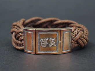 Vente aux enchères Bracelet XIXème en cheveux tressés. Le fermoir en vermeil, à décor de 