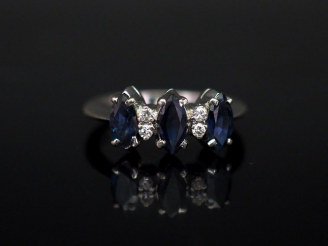 Vente aux enchères Bague pont en argent, sertie de trois saphirs et de quatre petits diam