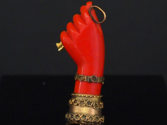 Vente aux enchères Pendentif en or jaune et composition imitant le corail, figurant une m