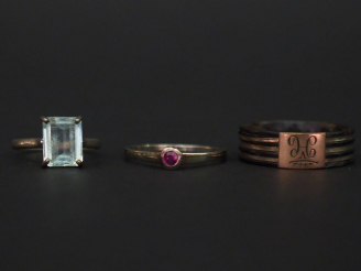 Vente aux enchères Ensemble comprenant :  - une bague en argent, sertie en son centre d'u