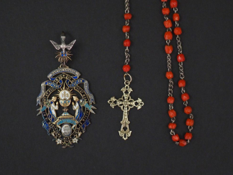 Vente aux enchères Ensemble comprenant :  - 	un chapelet en métal et perles rouges.  -	 u