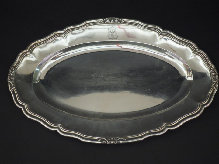 Plat ovale de style  Louis XV en argent, poinçon Minerve, modèle à fil