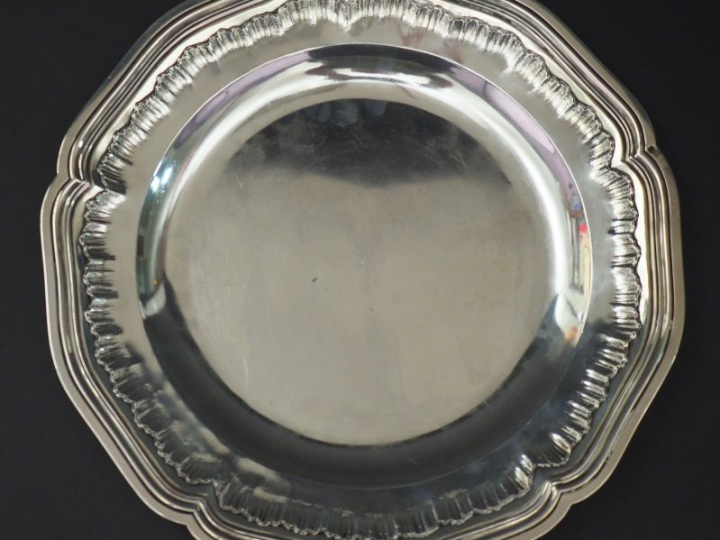 Plat rond de style Louis XV en argent, poinçon Minerve, modèle à filet