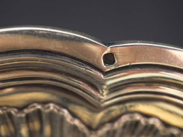 Plat rond de style Louis XV en argent, poinçon Minerve, modèle à filet