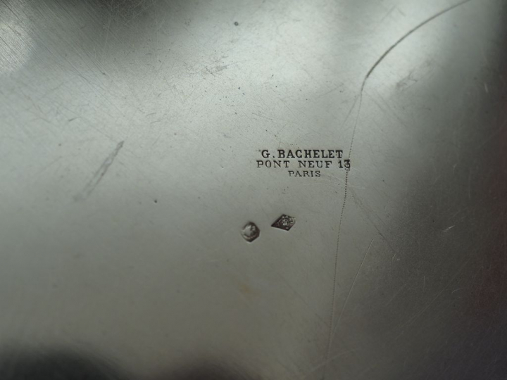 Plat rond de style Louis XV en argent, poinçon Minerve, modèle à filet