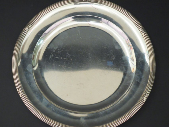 Plat rond de style Louis XVI en argent, poinçon Minerve, à décor de ti