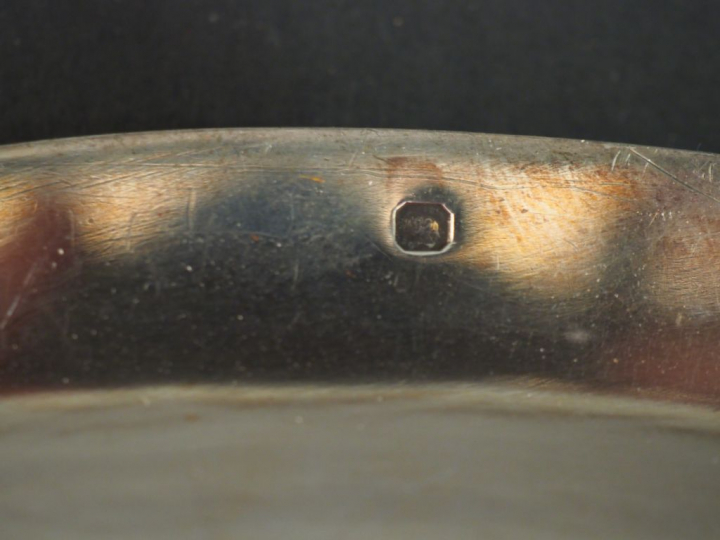 Plat rond de style Louis XVI en argent, poinçon Minerve, à décor de ti