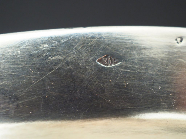 Plat rond de style Louis XVI en argent, poinçon Minerve, à décor de ti