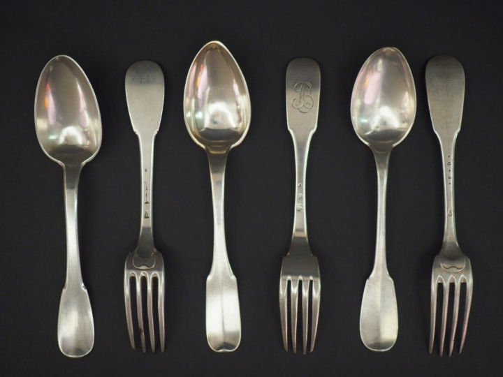 Trois différentes couverts en argent, XVIIIème, modèle uniplat. Monogr