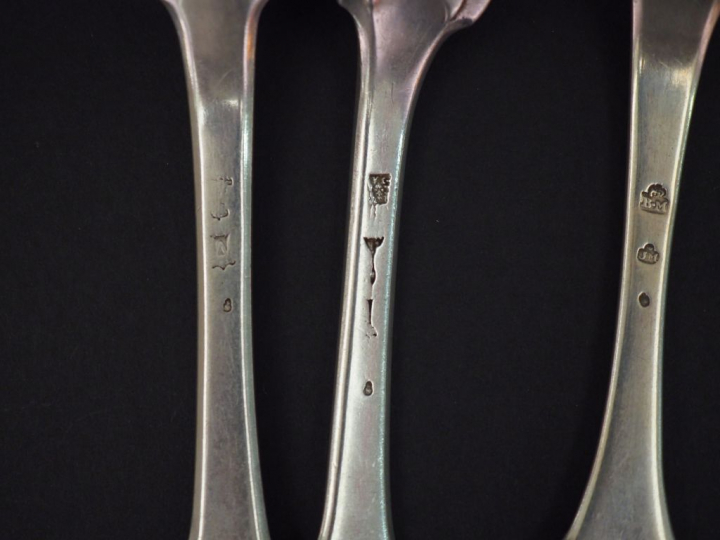 Trois différentes couverts en argent, XVIIIème, modèle uniplat. Monogr