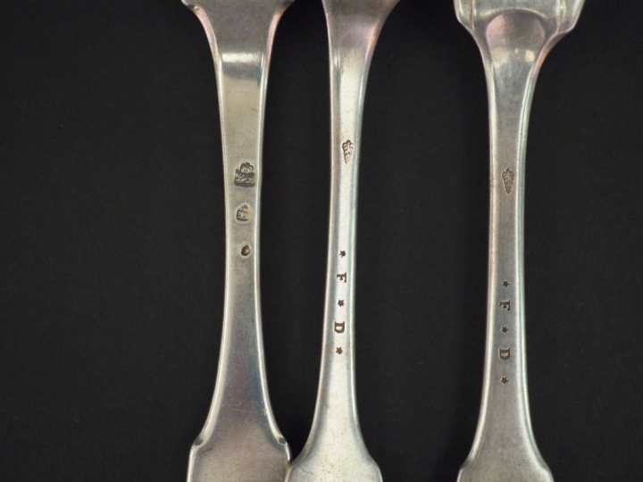 Trois différentes couverts en argent, XVIIIème, modèle uniplat. Monogr