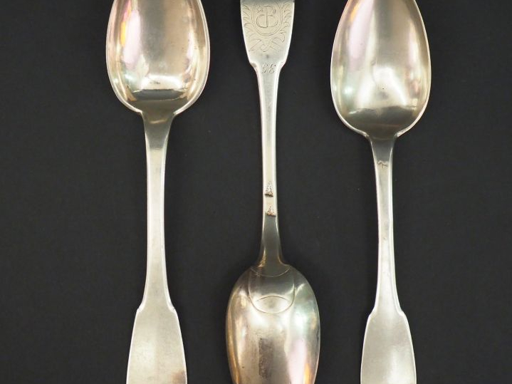 Trois différentes cuillères en argent XVIIIème.  Monogrammées. Poids. 