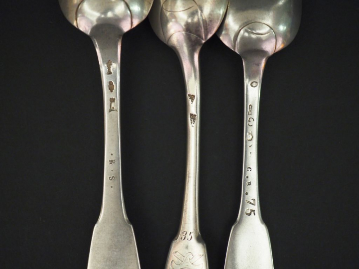 Trois différentes cuillères en argent XVIIIème.  Monogrammées. Poids. 