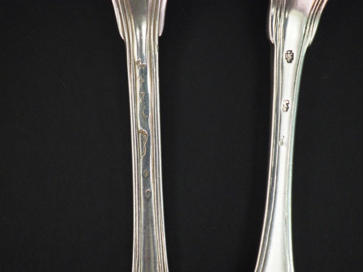 Deux couverts et une cuillère XVIIIème en argent, modèles et poinçons 