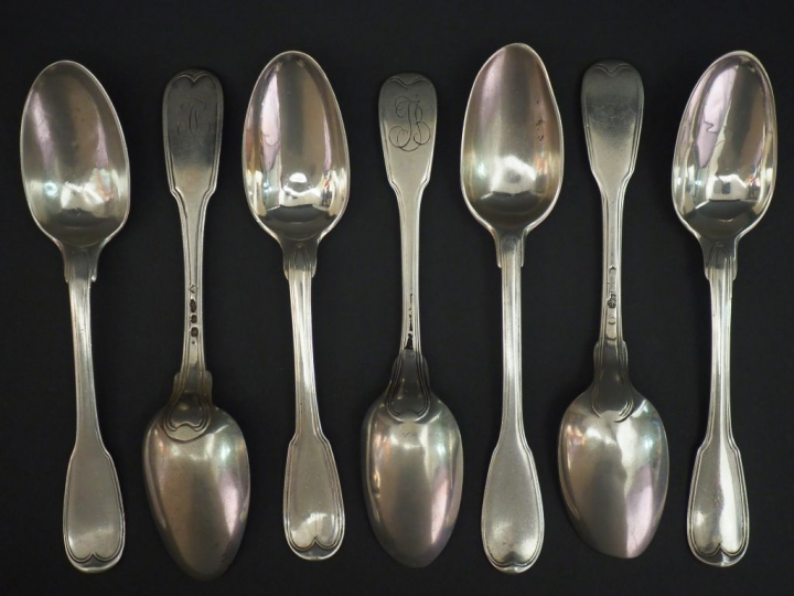 Sept grandes cuillères XVIIIème en argent, modèle à filet.  Poinçons d
