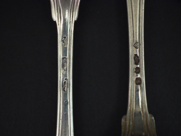 Sept grandes cuillères XVIIIème en argent, modèle à filet.  Poinçons d