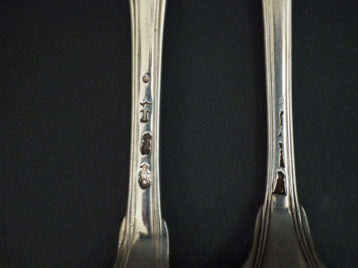 Sept grandes cuillères XVIIIème en argent, modèle à filet.  Poinçons d