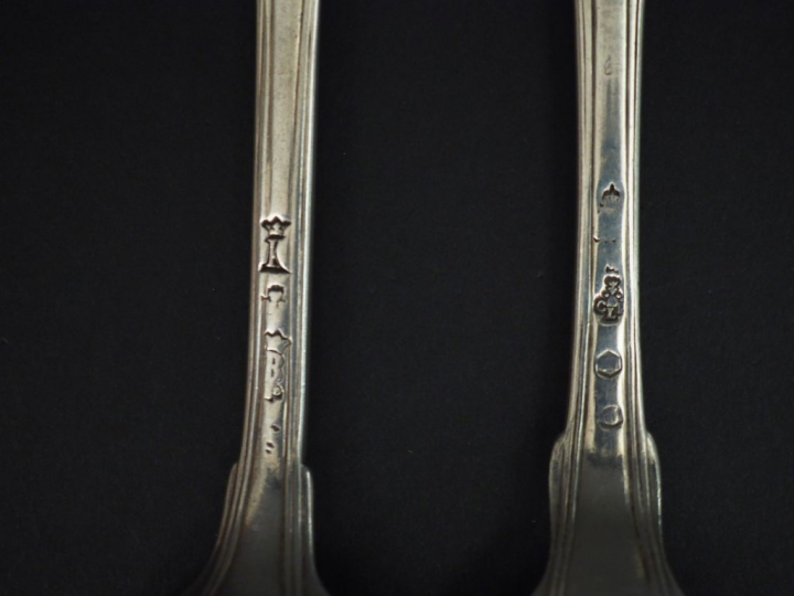Sept grandes cuillères XVIIIème en argent, modèle à filet.  Poinçons d