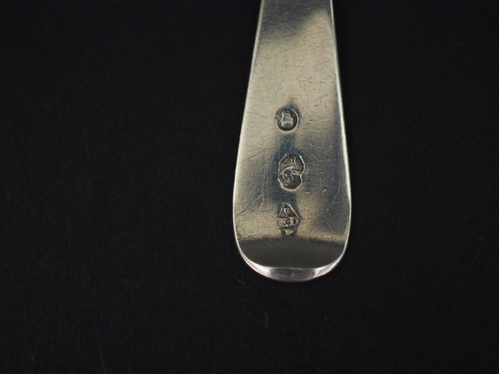 Ensemble comprenant :  - trois cuillères à café dépareillées en argent