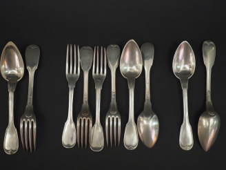 Vente aux enchères Ensemble comprenant :  - un grand couvert Restauration en argent, poin