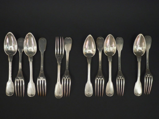 Vente aux enchères Ensemble comprenant :  - deux grands couverts Restauration en argent, 