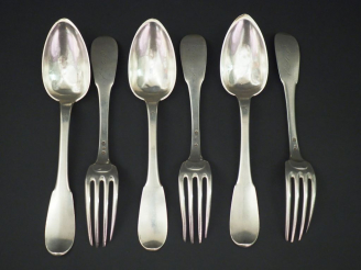 Vente aux enchères Suite de trois grands couverts Restauration en argent, poinçon Vieilla