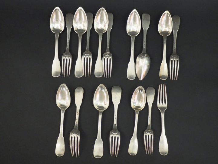 Ensemble comprenant : - trois grands couverts et deux cuillères Restau