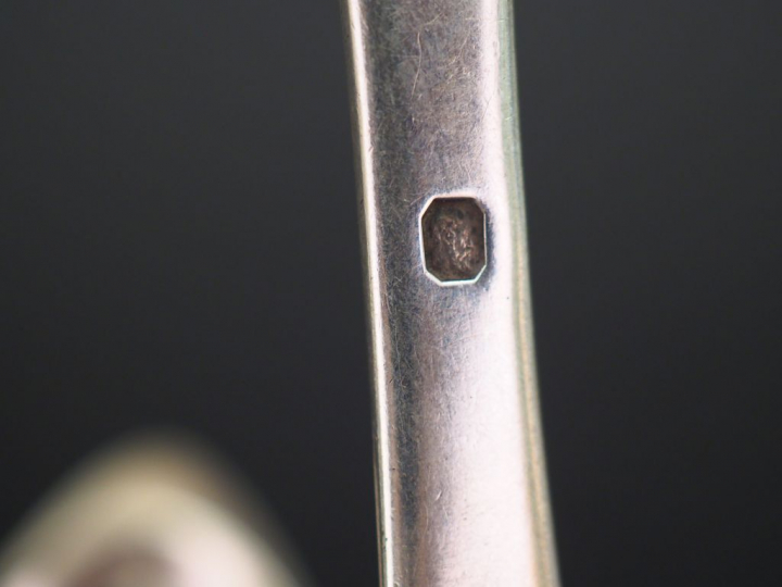 Ensemble comprenant : - trois grands couverts et deux cuillères Restau