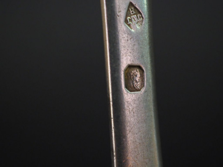 Cinq grands couverts et une fourchettes Restauration en argent, poinço