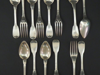 Vente aux enchères Ensemble comprenant :  - trois grands couverts et deux grandes cuillèr