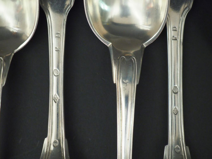 Ensemble comprenant :  - trois grands couverts et deux grandes cuillèr