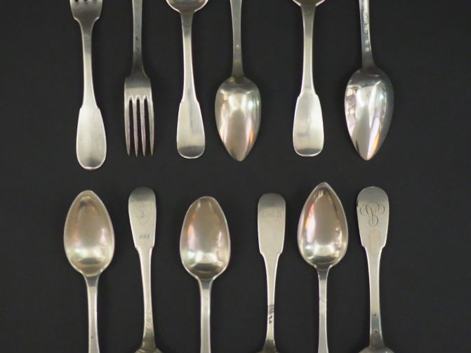 Ensemble comprenant deux grandes fourchettes et dix grandes cuillères 