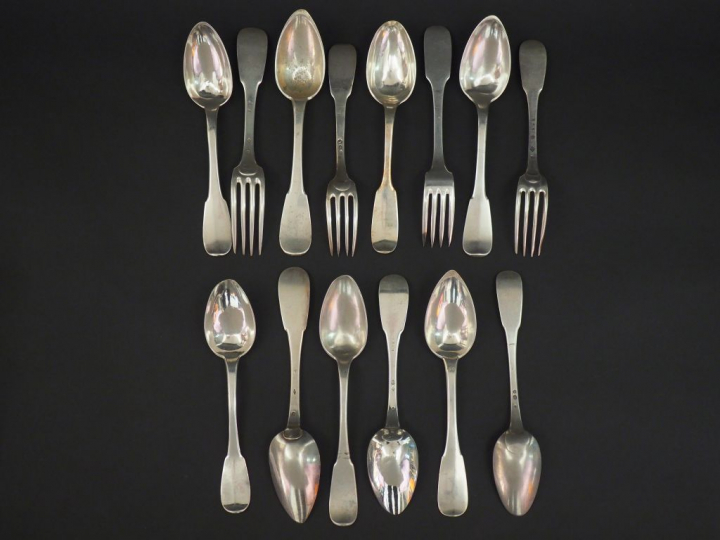 Quatre grands couverts et six cuillères en argent, modèle uniplat. Poi