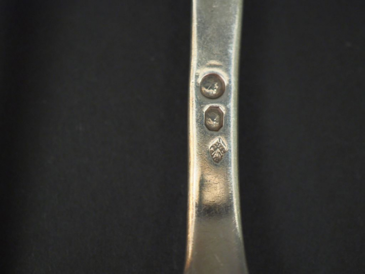 Quatre grands couverts et six cuillères en argent, modèle uniplat. Poi