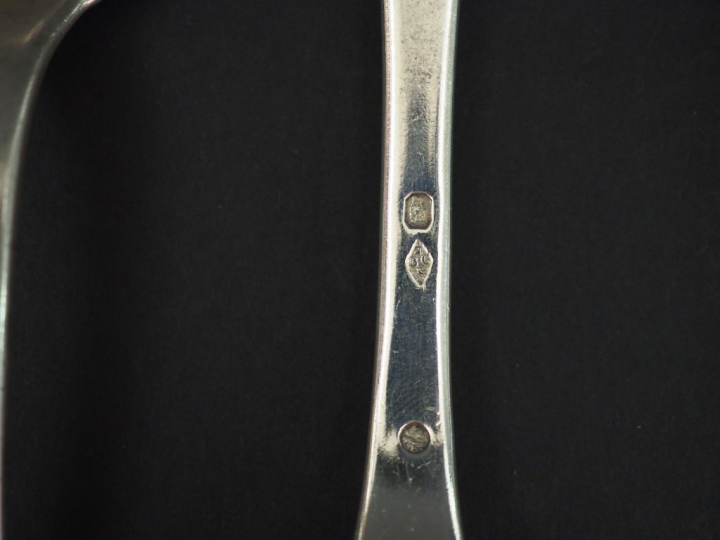 Quatre grands couverts et six cuillères en argent, modèle uniplat. Poi