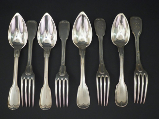 Vente aux enchères Ensemble comprenant :  - deux grands couverts Restauration en argent, 