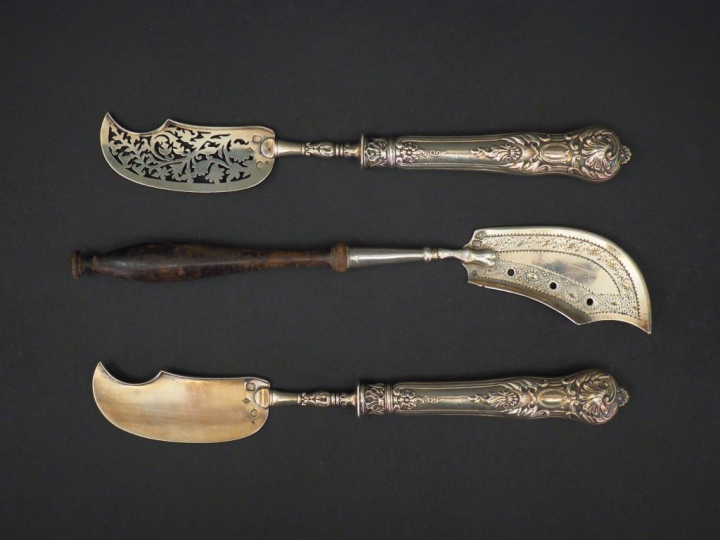 Ensemble comprenant :  - un couteau à poisson Restauration en argent, 