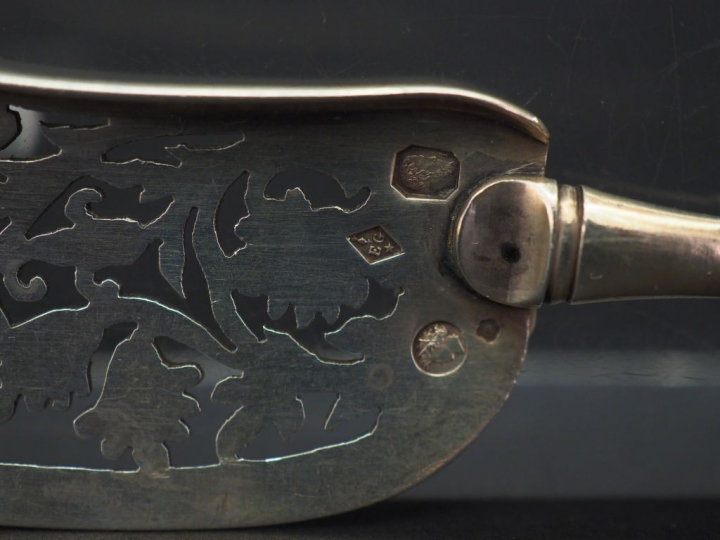 Ensemble comprenant :  - un couteau à poisson Restauration en argent, 