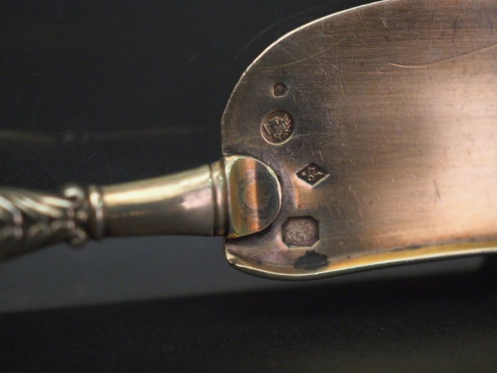 Ensemble comprenant :  - un couteau à poisson Restauration en argent, 