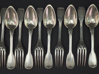 Vente aux enchères Ensemble comprenant :  - une suite de six grandes cuillères Restaurati