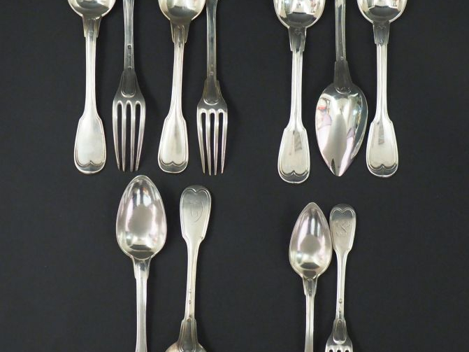 Ensemble comprenant :  - un grand couvert Restauration en argent, poin