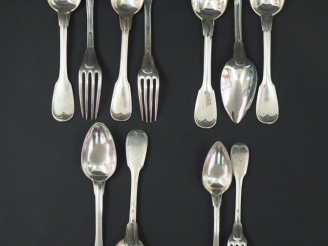 Vente aux enchères Ensemble comprenant :  - un grand couvert Restauration en argent, poin