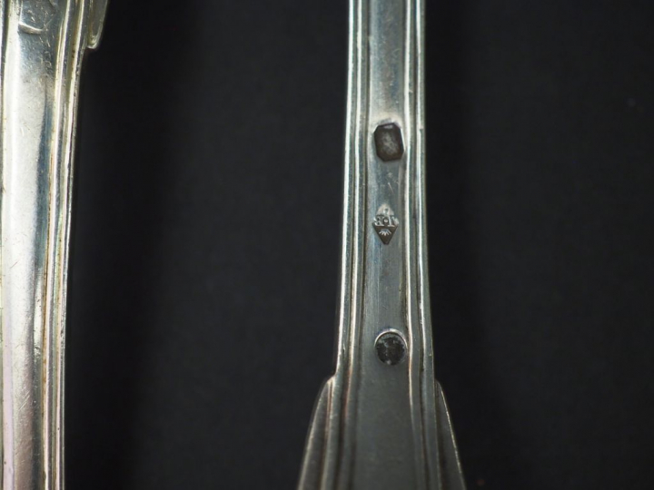 Ensemble comprenant :  - un grand couvert Restauration en argent, poin