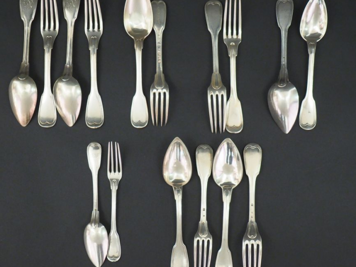 Ensemble comprenant :  - deux différentes cuillères en argent XVIIIème