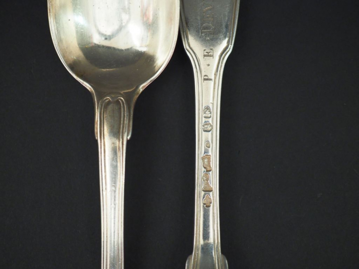 Ensemble comprenant :  - deux différentes cuillères en argent XVIIIème