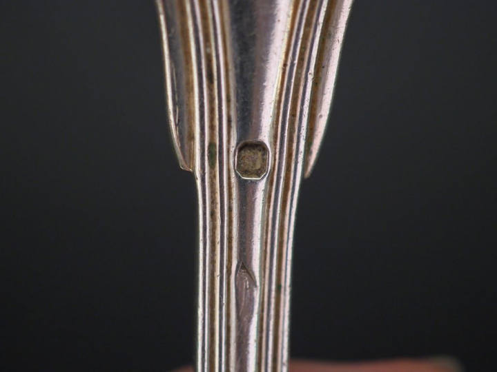 Ensemble comprenant :  - deux différentes cuillères en argent XVIIIème