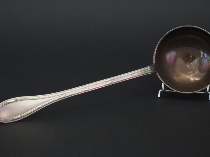 Louche de style Louis XVI en argent, poinçon Minerve, à décor de tiges